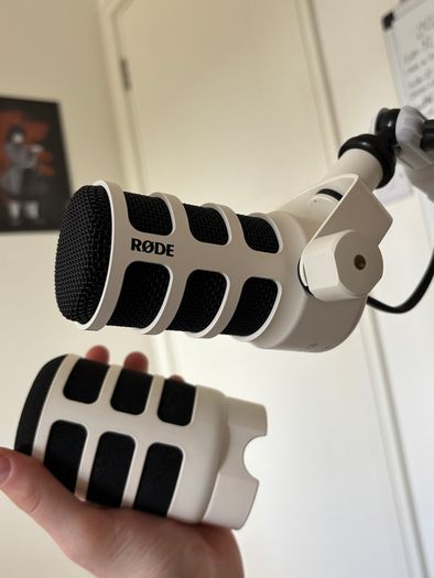 RODE PodMic USB White and Elgato Wave Mic Arm LP White Bundle