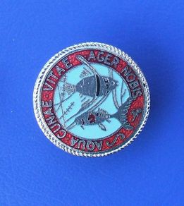 AQUARIST & PONDKEEPER MAGAZINE (January 1953 issue) - promotional/fellowship enamel badge (1953)