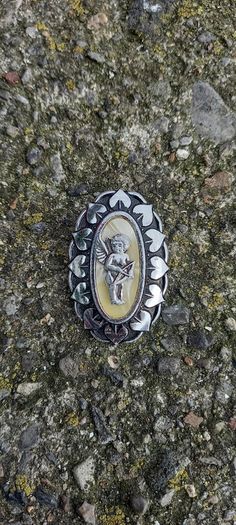 Vintage jewelry is sold individually for 5 to 10 euros