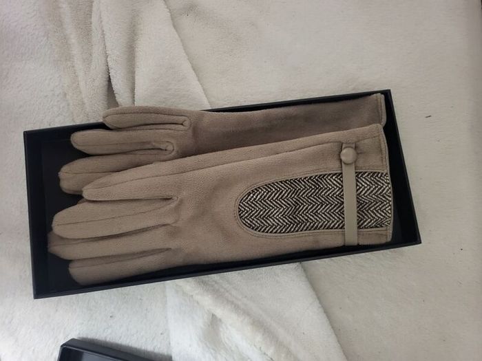 Powder boxed brown gloves - REDUCED
