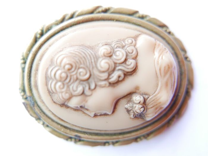 Vintage  Cameo Brooch