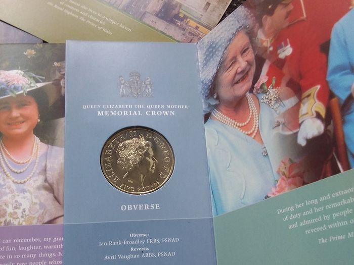 Great Britain : 2002 Queen Elizabeth The Queen Mother, Memorial Crown, Presentation Pack