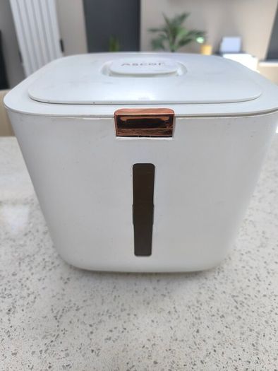 Pet food storage bin