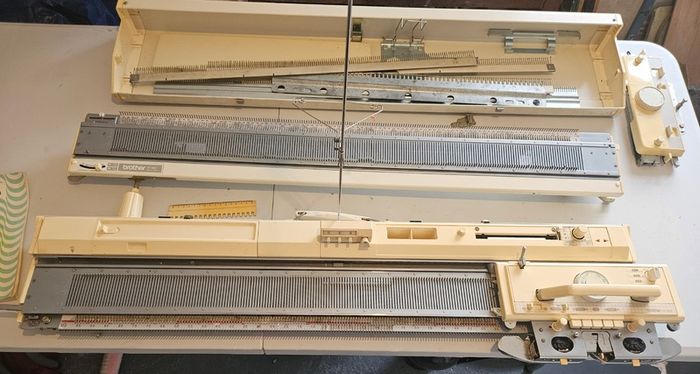 Brother Kh836 Knitting Machine & Kr850 Ribber