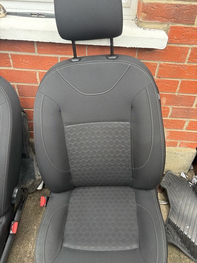 Dacia Sandero front car seats