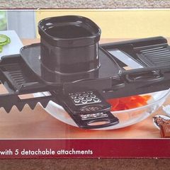 All-round grater with 5 attachments