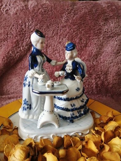 Large porcelain  Figurine by Leonardo Collection