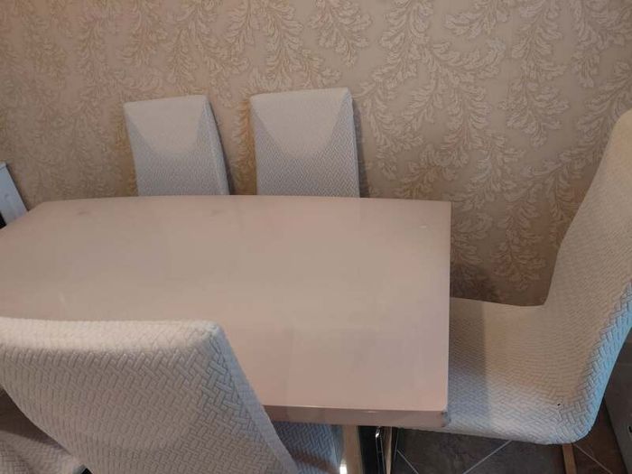 Glossy top Dining table with 6 chairs.