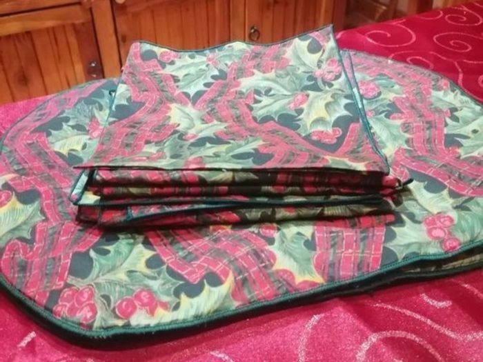 Set of 4 vntage Christmas placemats and napkins - Holly
