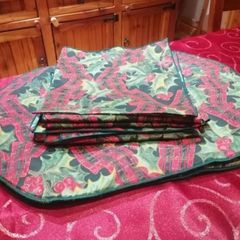 Set of 4 vntage Christmas placemats and napkins - Holly