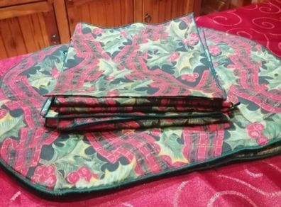 Set of 4 vntage Christmas placemats and napkins - Holly