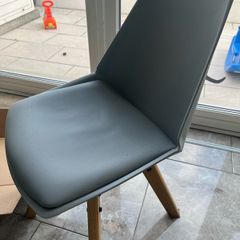 chair (swivels)