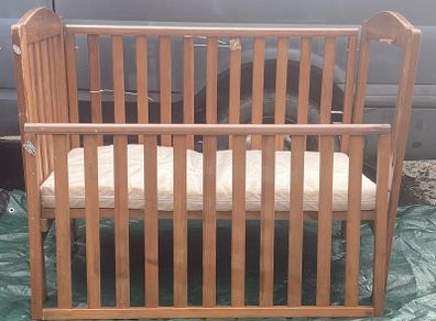 Baby cot in good condition for free.