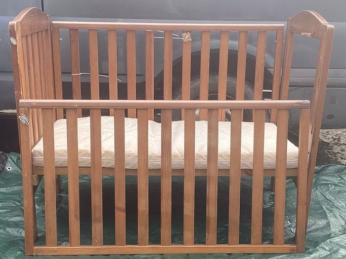 Baby cot with mattress in good condition FOR FREE