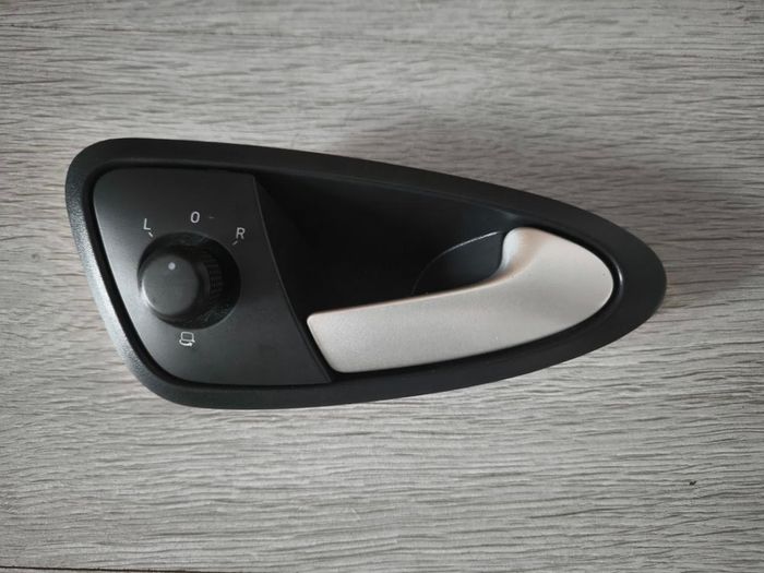 Door Handle Seat Ibiza 6J Driver Side RHD 6J2837114A Description: Genuine Seat Ibiza 6J interior door handle Part number: 6J2 837 114 A Removed from a 2012 Seat Ibiza For right-hand drive vehicles Right driver side Includes mirror adjustment switch surrou