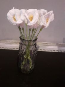 10 white crochet lilies in heavy glass jar  35 euro