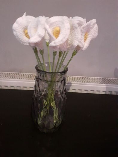 10 white crochet lilies in heavy glass jar  35 euro