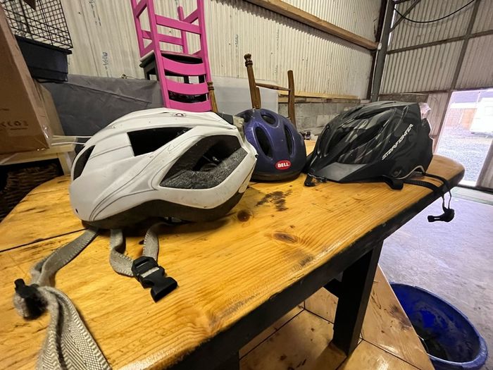 Set of 3 cycling helmets