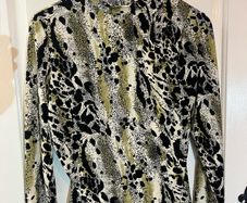 New Vila Top in Size Large / Size 12 gorgeous colour