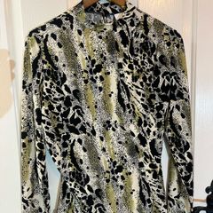 New Vila Top in Size Large / Size 12 gorgeous colour