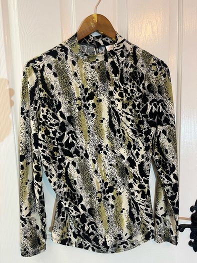 New Vila Top in Size Large / Size 12 gorgeous colour