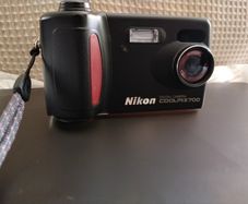 vintage Nikon Coolpix 700 digital camera