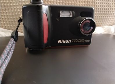 vintage Nikon Coolpix 700 digital camera