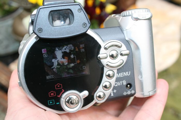 Konica Minolta Dimage Z2 4MP Digital Camera 10x Optical Zoom