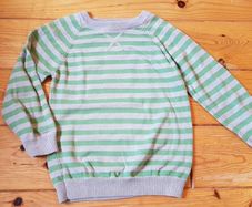 Age 5-6 Grey and Green Jumper