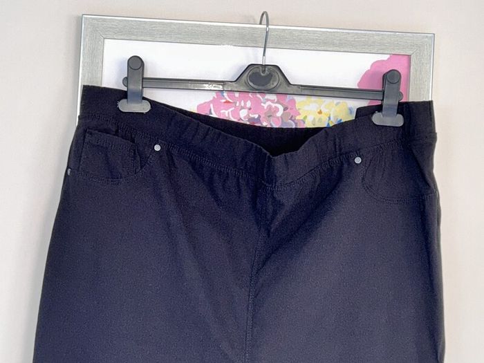 Ladies Black Cropped Trousers from Yours. UK 20 / EU 48cm