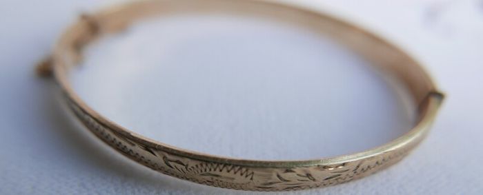 Victorian 9CT Gold B.C.  B. CORE Leaf Engraved Bangle Bracelet, Circa 1878 12,51g