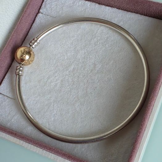 Pandora Moments two-tone bangle ir sterling silver with a 14k yellow gold ball clasp. (Size approx 19cm) for the right size please check all the photos (the bracelet is in very good condition)