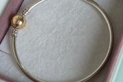 Pandora Moments two-tone bangle  sterling silver with a 14k yellow gold ball clasp. (Size approx 19cm) for the right size please check all the photos (the bracelet is in very good condition)