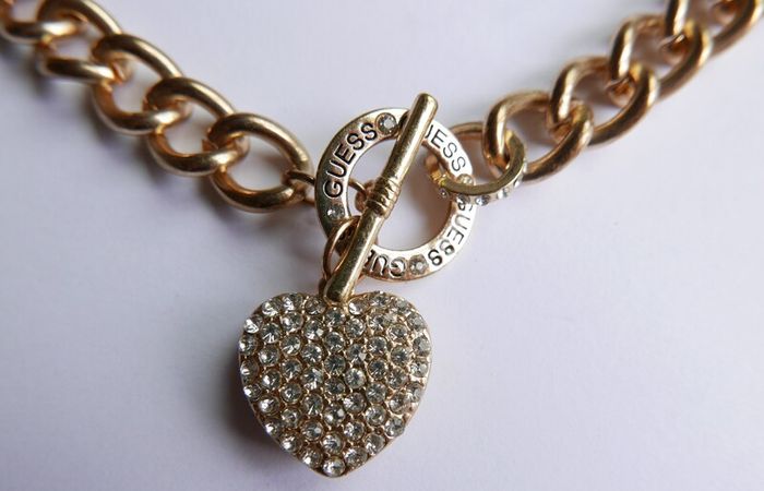 Guess Gold Tone Toggle Puffed Heart Charm Necklace Rhinestone Length 20"