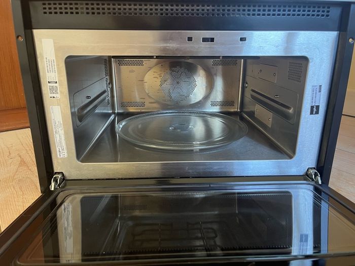 whirlpool 40l combi microwave / oven in silver.