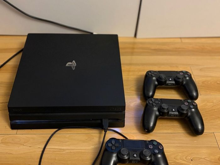 Sony PlayStation 4 (PS4) 500GB 3 Original Controllers