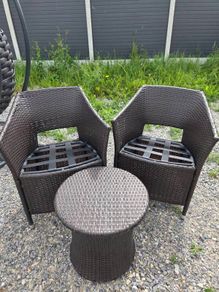 table & chairs