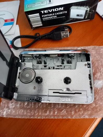 2 wireless optical mouses & portable cassette converter