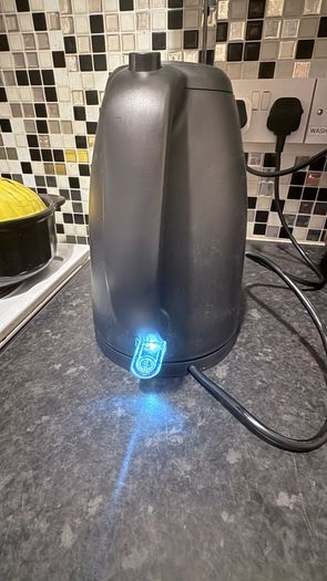 Electric kettle 1.7L, fully working