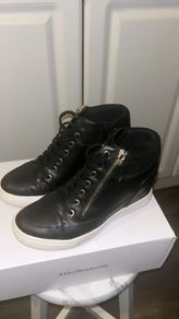 Aldo runner boots in black.