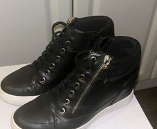 Aldo runner boots in black.