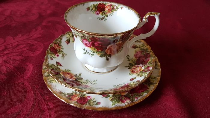 22 Piece Royal Albert Old Country Roses Bone China Gold Gilt Tea Set With Medium Size Tea Pot Made in England