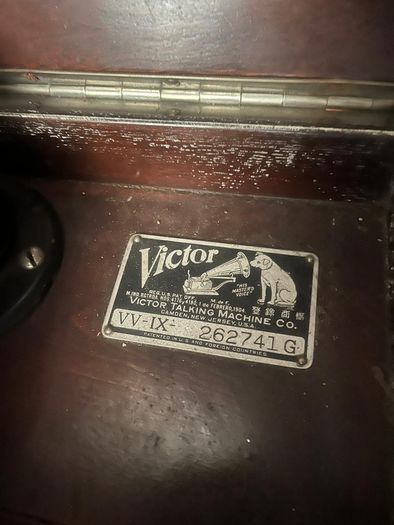 Vintage Victorla VV-IX record player