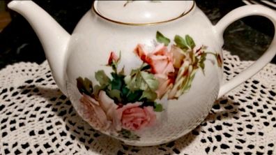 Royal Tara teapot and 4 plates