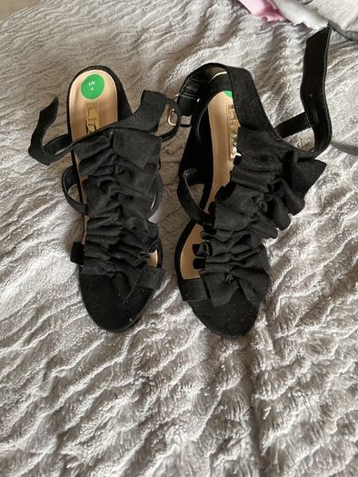 High heels black sandals
