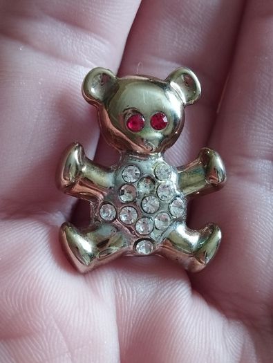 Cute bear brooch with rhinestones.