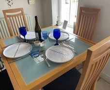 Extendable glass table and 4 chairs