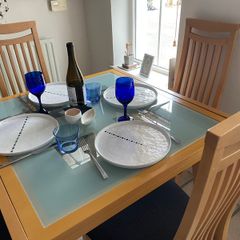 Extendable glass table and 4 chairs