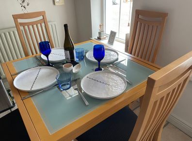 Extendable glass table and 4 chairs