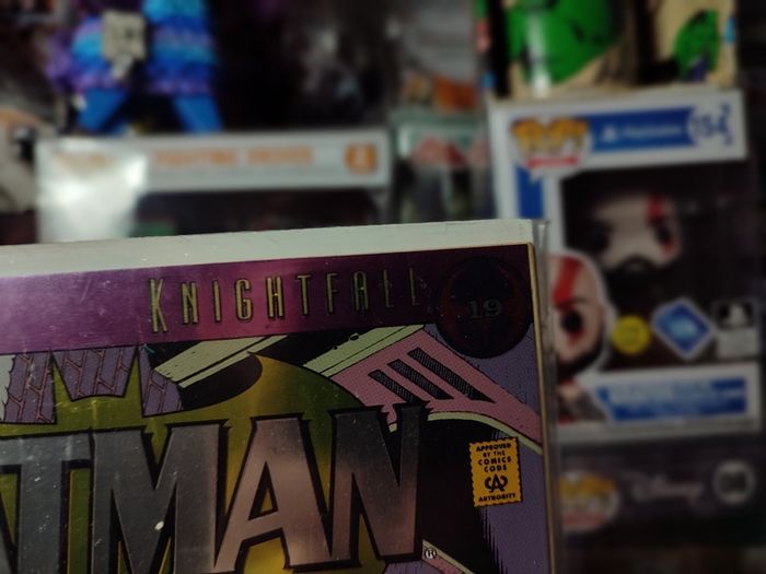 Batman ! Issue #500 ! Anniversary Issue ! Special Edition Die-Cut Cover with Silver Lettering ! 1993 ! by DC Comics !